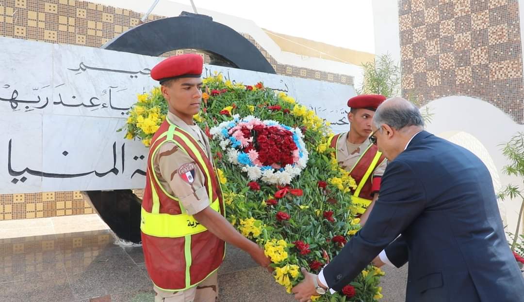 محافظ المنيا يضع اكليلا من الزهور على النصب التذكارى للشهداء