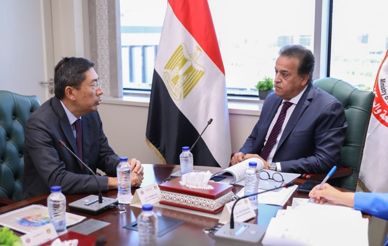 وزير الصحة يستقبل سفير سنغافورة لتعزيز التعاون في الرعاية الصحية وتدريب الكوادر الطبية

