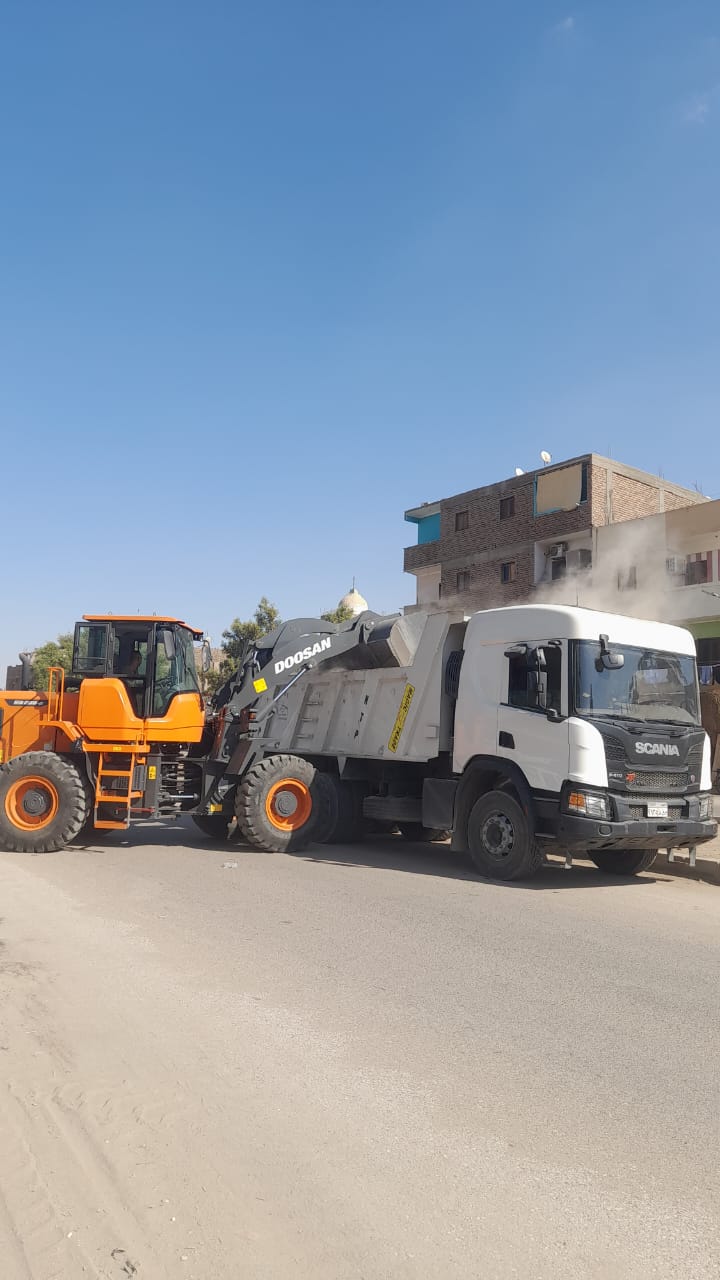 رفع ٢٣٧٠ طن قمامة ومخلفات خلال حملات نظافة في مدينة الأقصر

