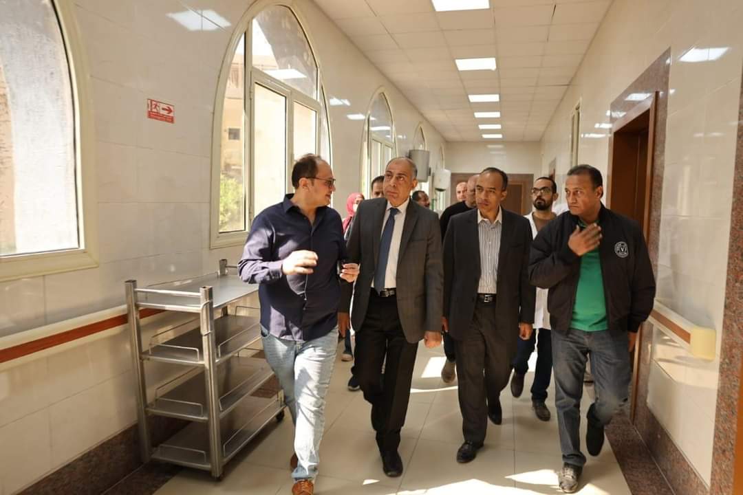 محافظ المنيا يطمئن الأهالي : توفير 3 مستشفيات لتقديم الخدمات الصحية بدلا  عن المستشفى العام لحين الانتهاء من تطويره