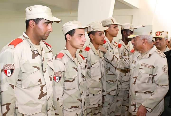 وزير الدفاع يتفقد عدداً من مراكز تدريب إعداد وتأهيل المجندين بالقوات المسلحة
