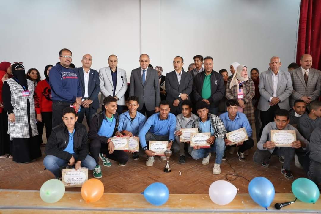 محافظ المنيا يتفقد مدرسة المنيا الثانوية الفنية للتعليم والتدريب المزدوج