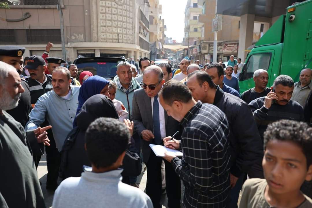 استعداداً لافتتاحه محافظ المنيا يتفقد منفذ مؤسسة “حياة كريمة” لتقديم السلع بأسعار مخفضة
