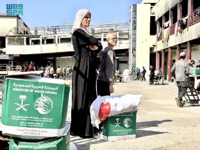 مركز الملك سلمان يوزّع 500 سلة غذائية للمتضررين في حي الرمال بقطاع غزة