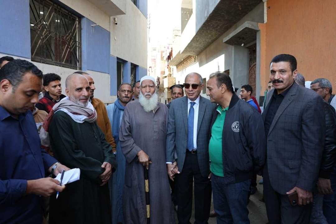 محافظ المنيا يتفقد مجمع خدمات