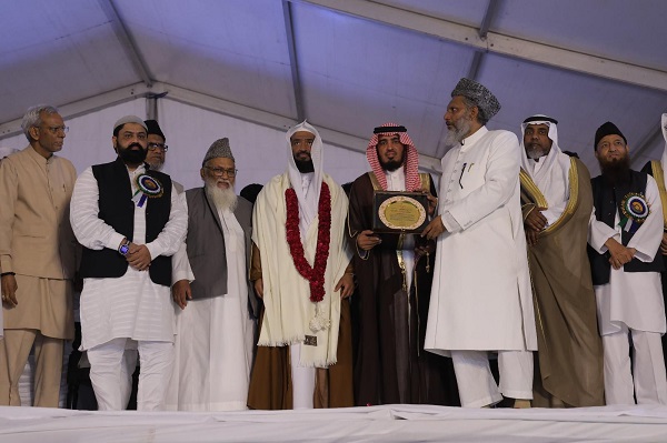 أمير جمعية أهل الحديث يسلم درع الجمعية لوزير الشؤون الإسلامية السعودي