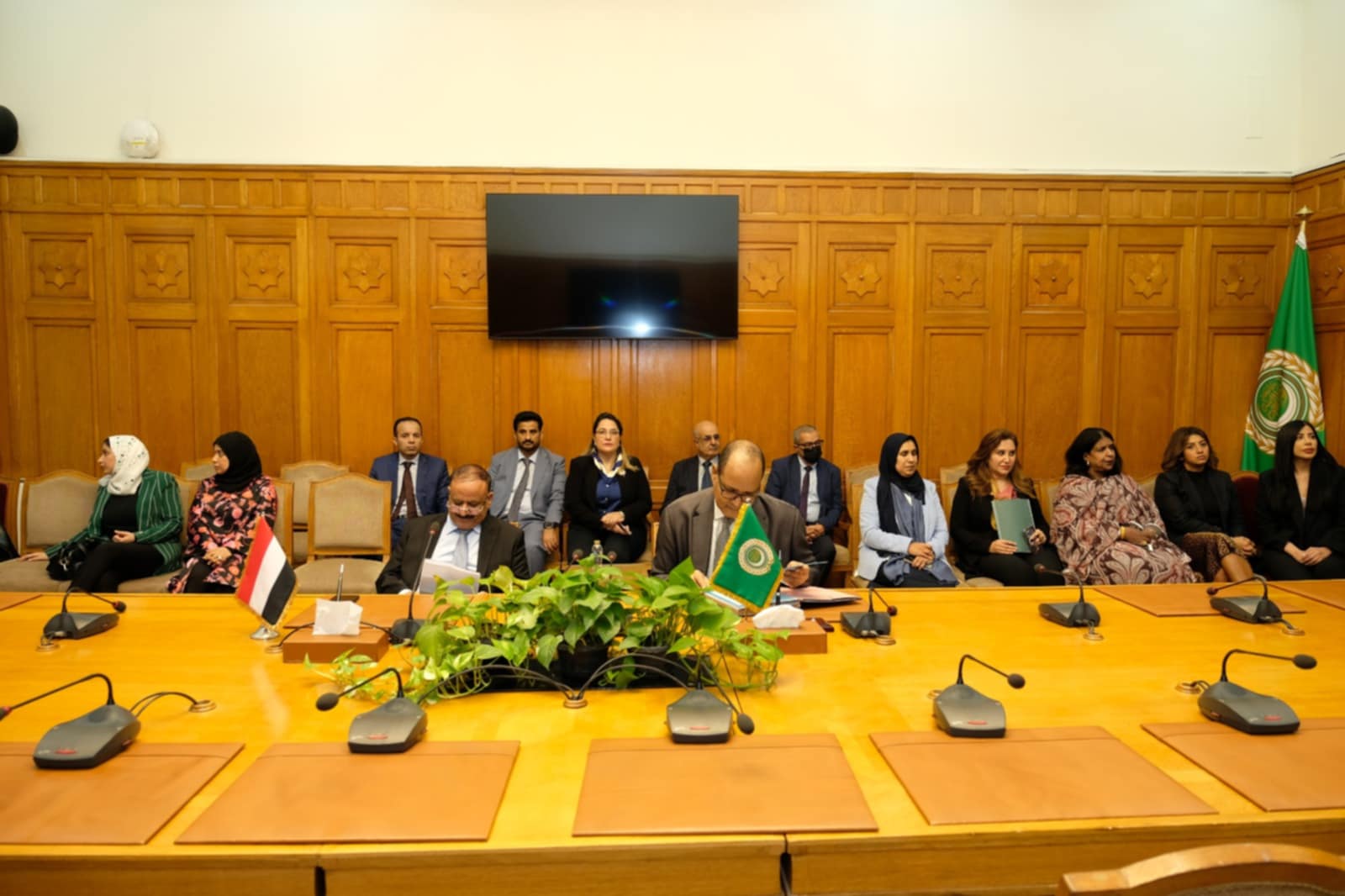 اليمن توقع على اتفاقية تنظيم نقل البضائع على الطرق البرية بين الدول العربية
