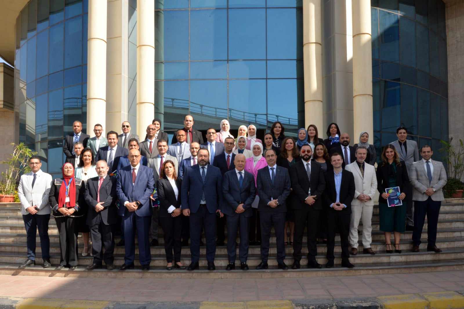 أكاديمية مصر للطيران تسلم شهادات البرنامج التدريبي لإعداد القادة إلي 30 متدربًا 