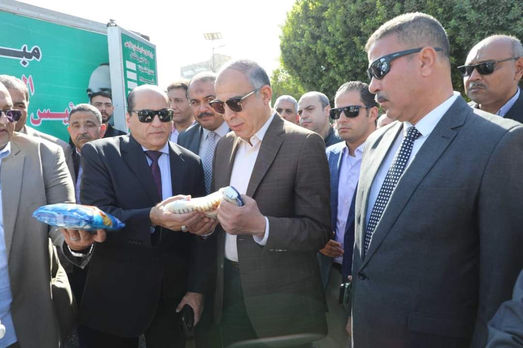 محافظ المنيا يعلن عن أماكن المنافذ المتنقلة بمراكز المحافظة لبيع السلع الغذائية بأسعار مخفضة 