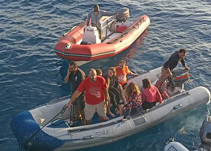 إنقاذ سائحين فنلندي وسويسري وارتفاع الناجين إلى 33 شخصا في غرق مركب مرسى علم

