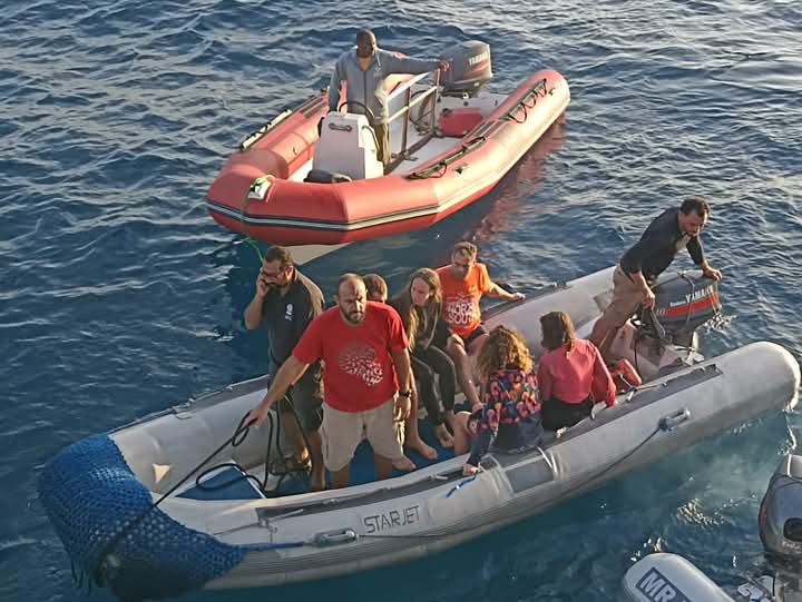 القوات البحرية تشارك فى إنقاذ عدد من الأفراد بنطاق البحر الأحمر

