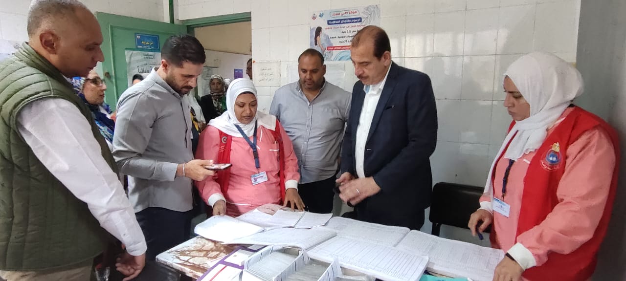 نائب وزير الصحة يتفقد 3 مراكز طب أسرة بالغربية ويوجه بصرف مكافآت للمتميزين وتوقيع جزاءات للمقصرين 

