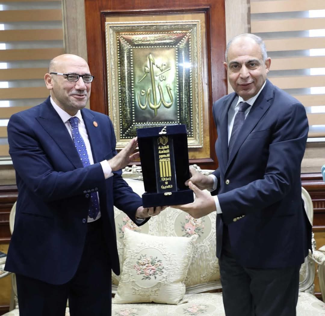 الثقافة تهدي درعها لمحافظ المنيا فى ختام مؤتمر أدباء مصر
