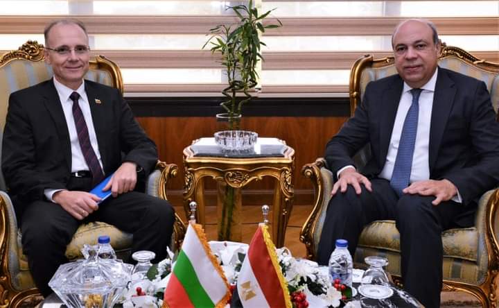 وزير الطيران يلتقي سفير بلغاريا بالقاهرة لبحث التعاون المشترك 