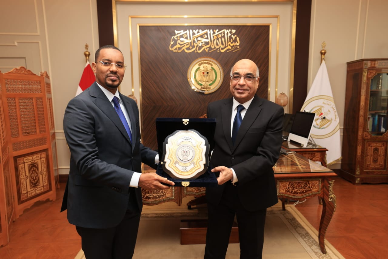 وزير العدل يستقبل نظيره الصومالي لإعادة هيكلة وزارة العدل الصومالية 

