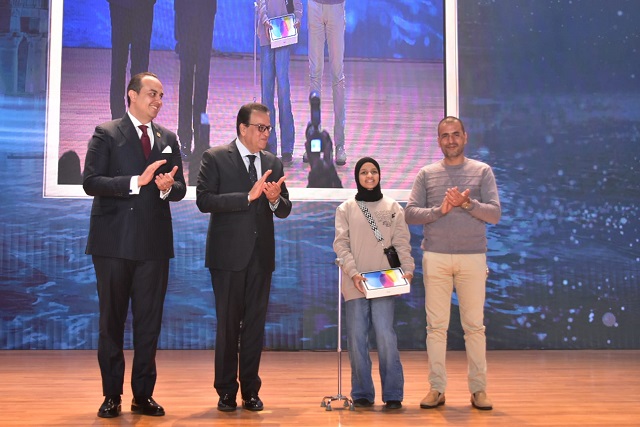 هيئة الرعاية الصحية تكرم أسرة الطفلة 