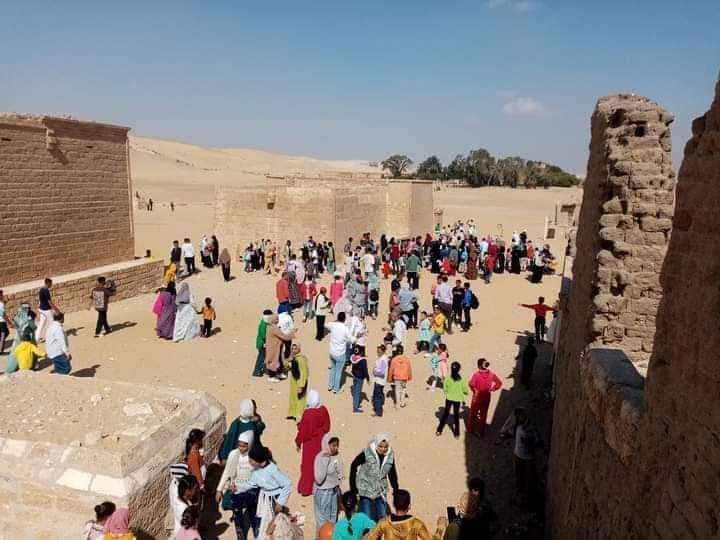 تزايد الوفود السياحية متعددة الجنسيات على المناطق الأثرية بالمنيا