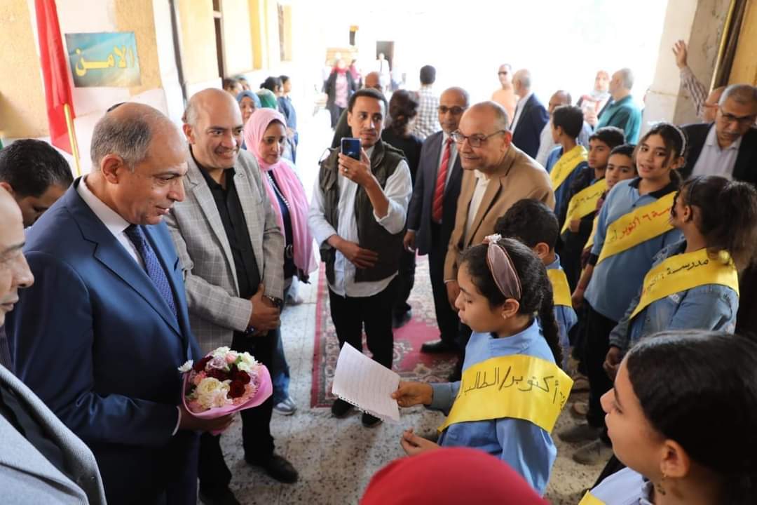 محافظ المنيا يتفقد عدداً من المدارس لمتابعة انتظام العملية التعليمية