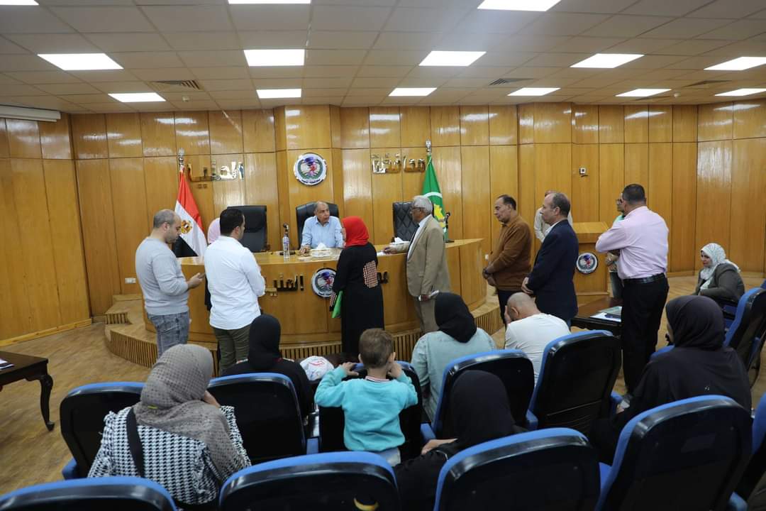 محافظ المنيا يلتقي بعدد من الحالات الإنسانية ويقرر صرف مساعدات مالية وعينية دعماً لهم