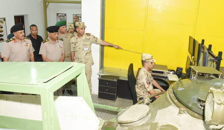 وزير الدفاع والإنتاج الحربى يشهد مناقشة البحث الرئيسى لإدارة المدرعات