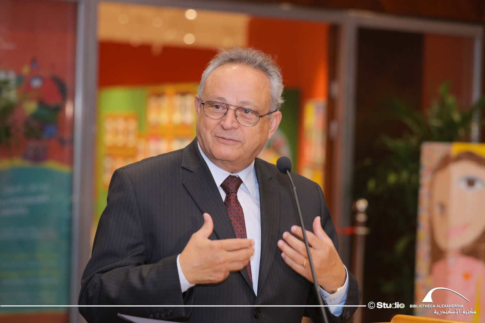 مدير مكتبة الإسكندرية يفتتح معرضين فنيين في الاحتفالية التاسعة لمدرسة الفنون  