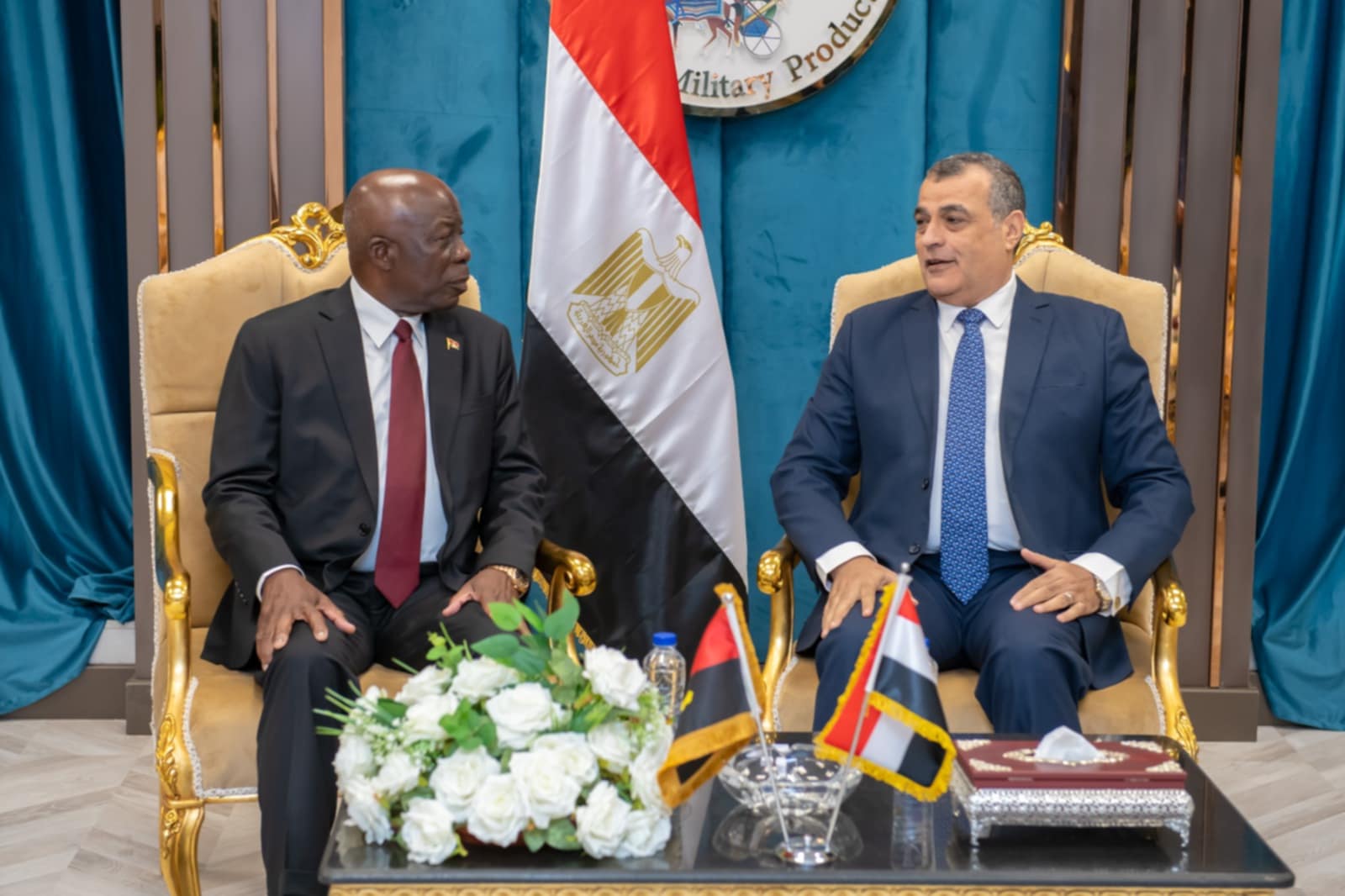 المهندس محمد صلاح يبحث مع وزير الدفاع الأنجولي سبل تعزبز التعاون المشترك بين الجانبين
