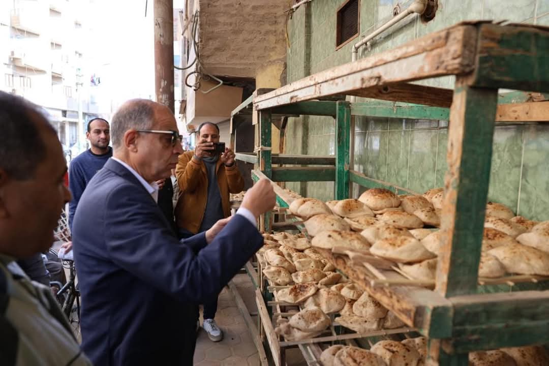 لضبط منظومة الخبز محافظ المنيا يقود حملة تفتيشية على مخابز ملوي  
