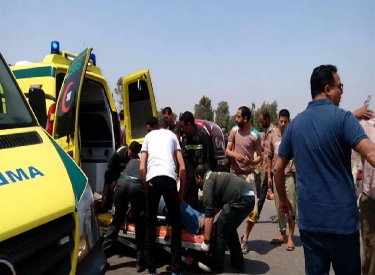 وفاة ثلاثة أشخاص وإصابة رابع في تصادم سيارتين بأسوان

