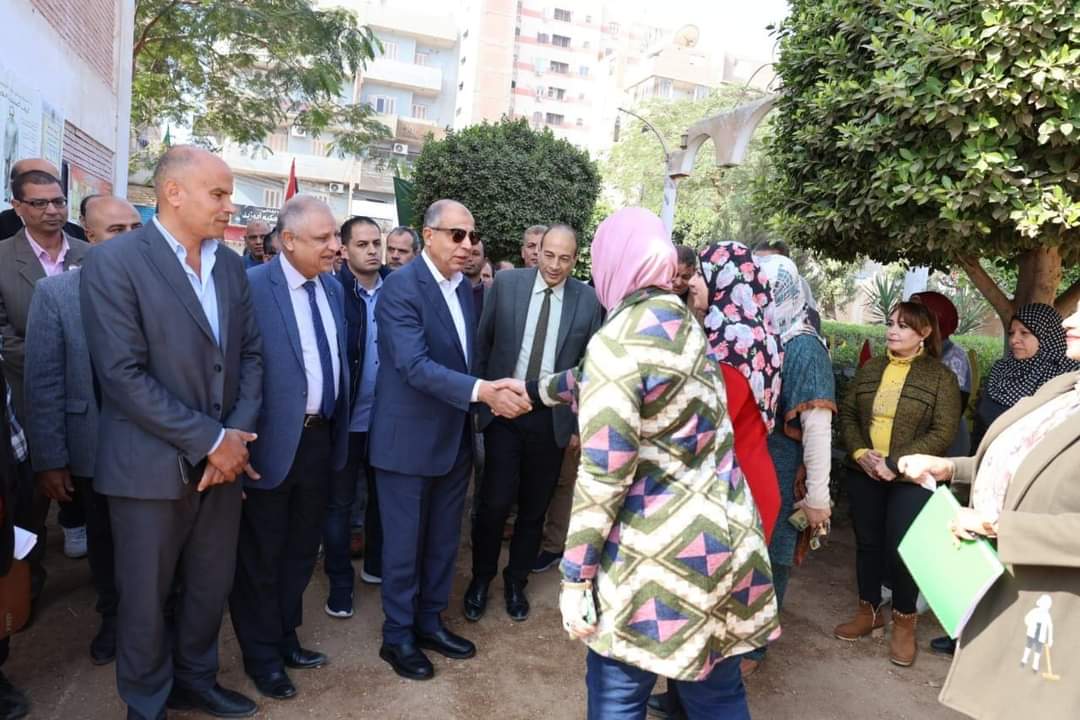 محافظ المنيا يتفقد مدرسة الثانوية بنات بملوي ويكرم مجموعة من الطالبات و المعلمين