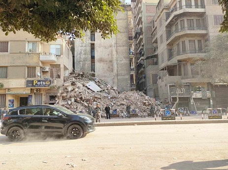 في حصر مبدئي.. الصحة: إصابة 3 مواطنين ووفاة 8 آخرين في حادث انهيار عقار بحي الوايلي