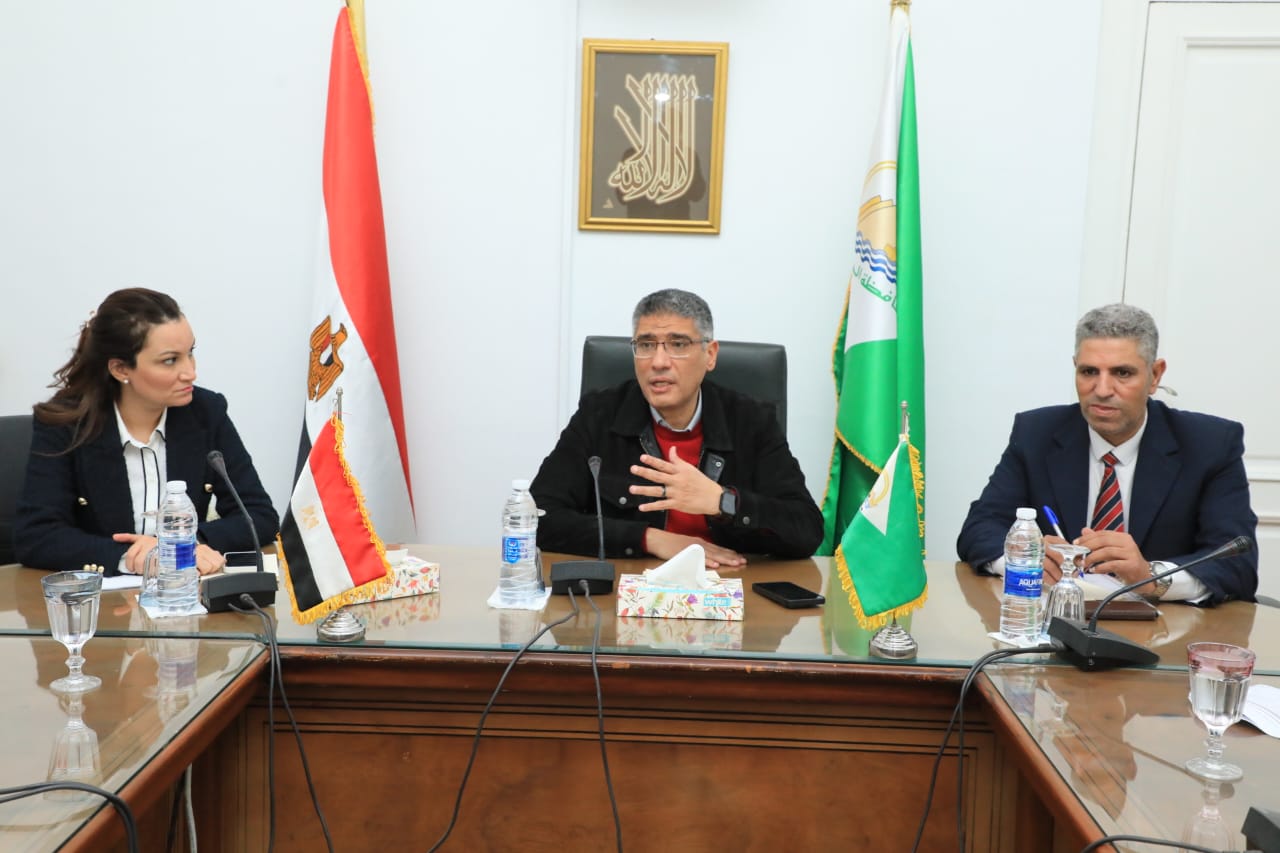 محافظ الجيزة يقدم مساعدات مالية لحالات مرضية بالتعاون مع مؤسسات المجتمع المدني
