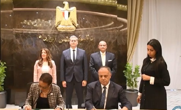 السفيرة الأمريكية تشهد توقيع اتفاقية منحة لدعم خفض انبعاثات الميثان بمصر












