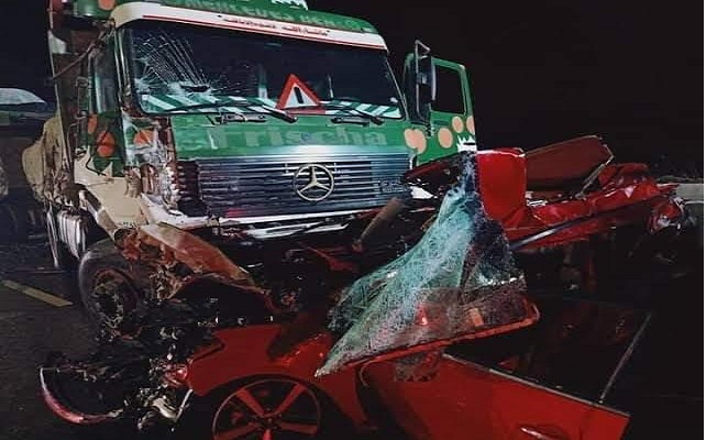 وفاة 4 أشخاص وإصابة خامس بحادث تصادم سيارتين ملاكى ونصف نقل بكفر شكر
