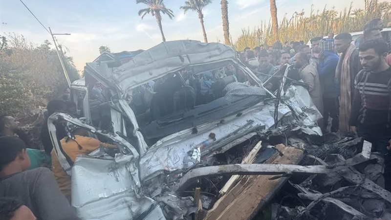 بالأسماء ..وفاة 13 شخصا وإصابة 2 آخرين فى تصادم بين ميكروباص وسيارة نقل بأسيوط