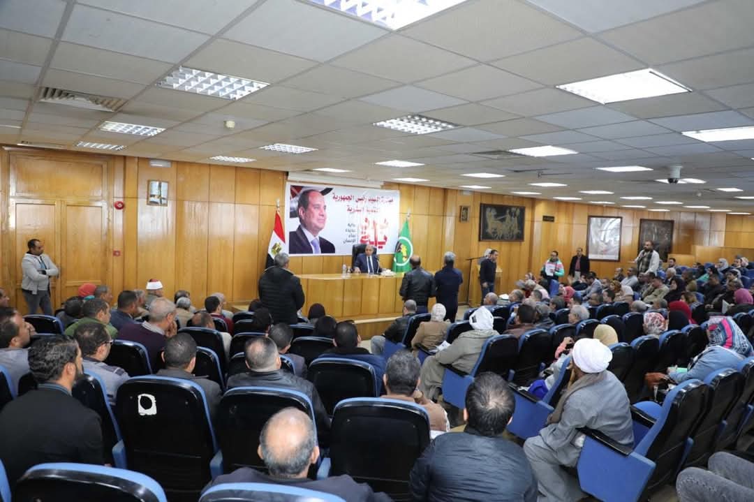محافظ المنيا يلتقي مواطنى مركزى العدوة والمنيا
