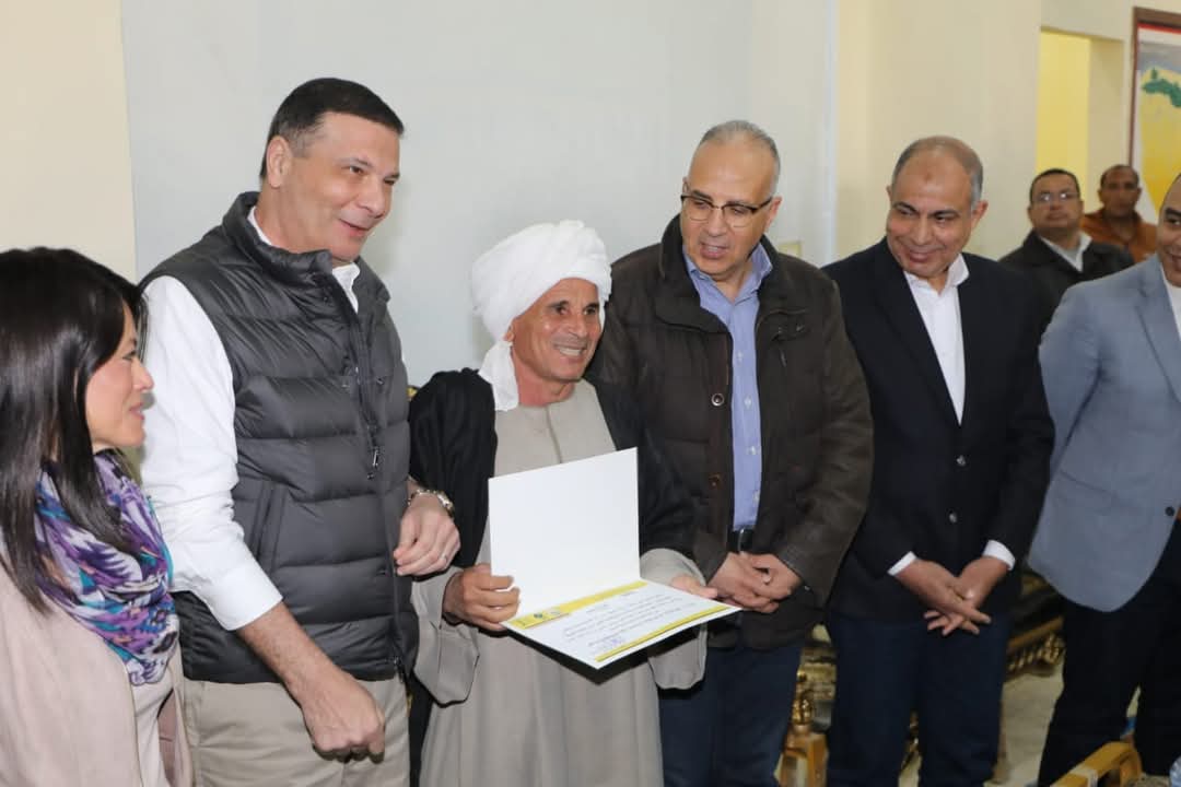 وزراء ومحافظ المنيا يسلمون منحاً ويتفقدون مدرسة الجهاد الإعدادية