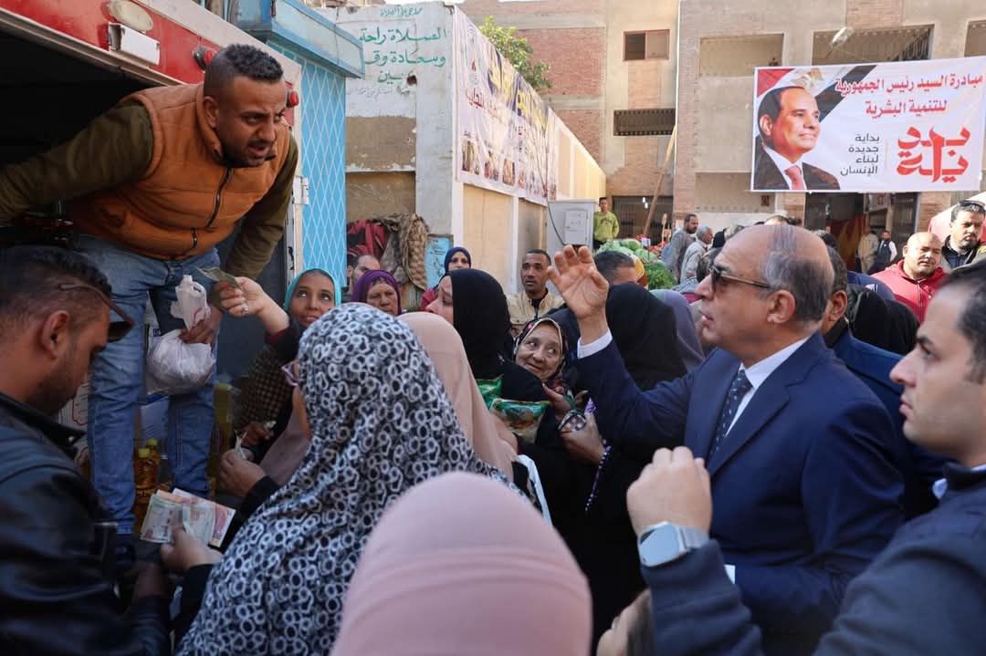 محافظ المنيا يتفقد “سوق اليوم الواحد” بمنطقة أبو هلال ويوزع سلع بالمجان على الاهالي