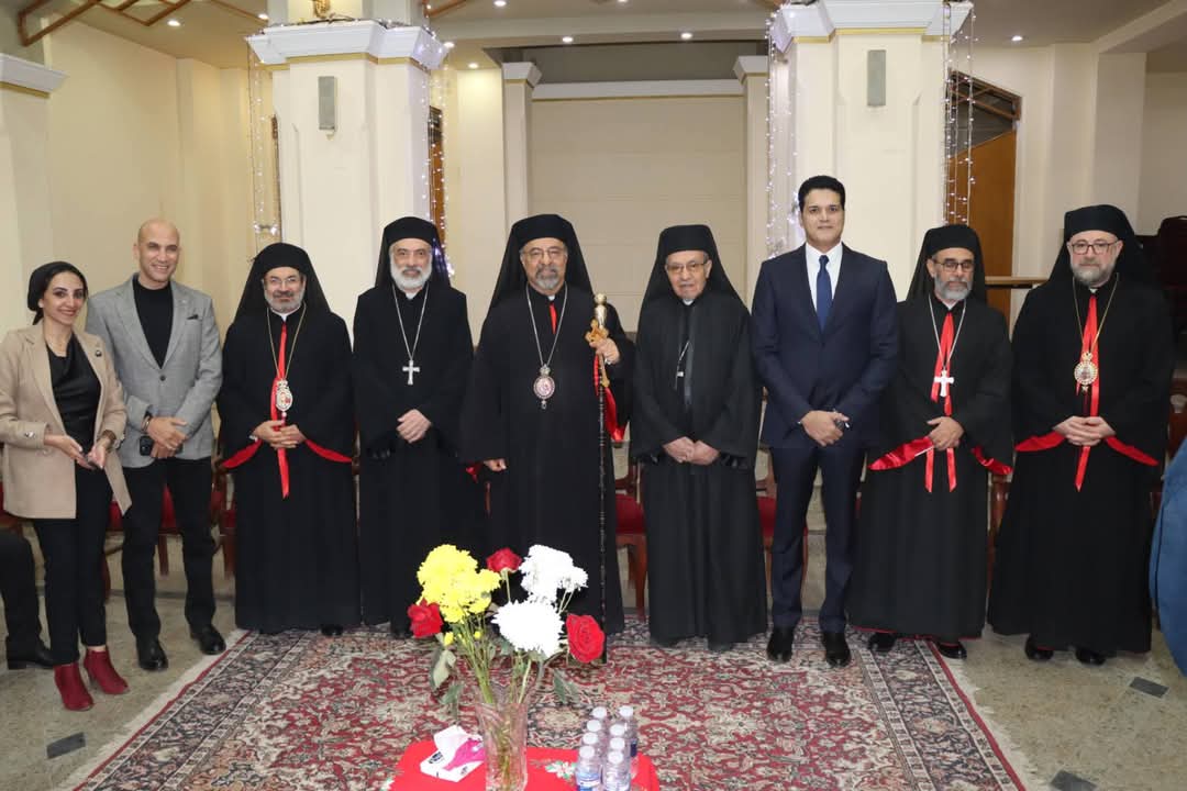 بطريرك الأقباط الكاثوليك يستقبل المهنئين بعيد الميلاد المجيد قبيل القداس 
