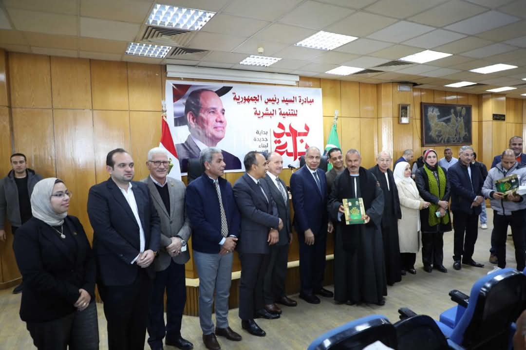 محافظ المنيا يسلم 140 عقدًا لتقنين أراضي أملاك الدولة بحضور أعضاء مجلسي النواب والشيوخ
