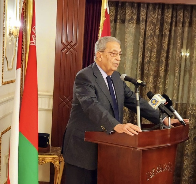 عمرو موسي : يجب الحفاظ على اللغة العربية في مواجهة اللغات الأخرى