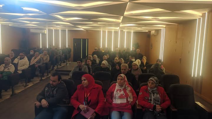  رئيس حى النزهة يجتمع بالعاملين لمناقشة اجراءات تطوير مستوى الادارات 



