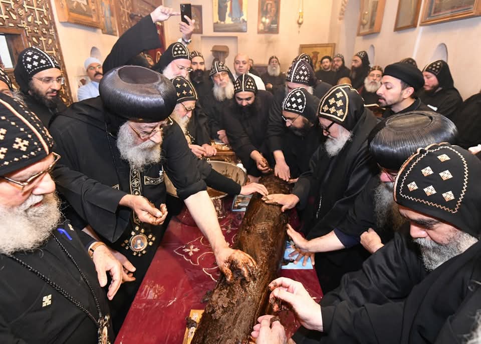 بيد البابا تواضروس.. تطييب جسد القديس 