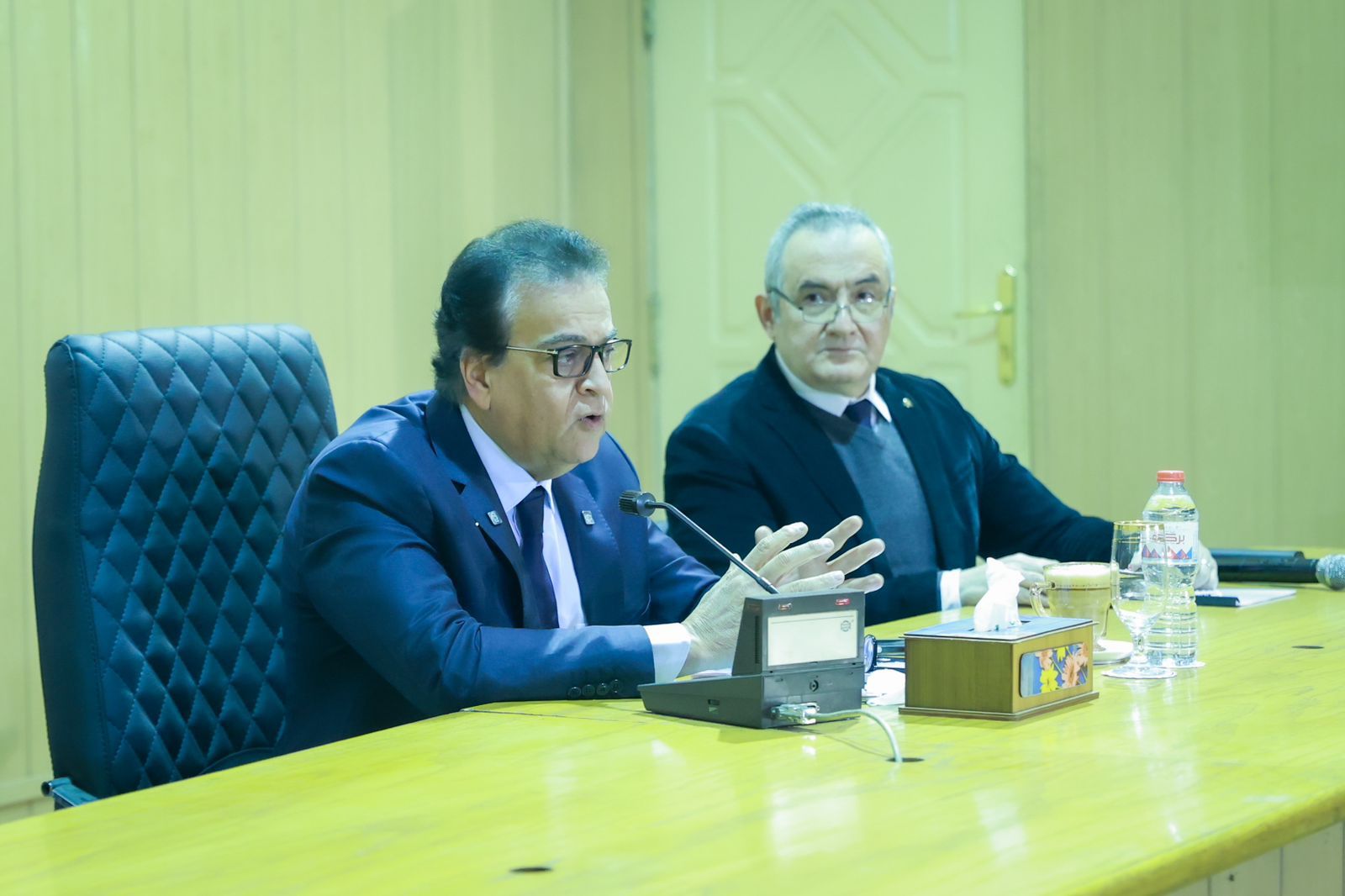 وزير الصحة يعقد اجتماعا مع الأطباء والفرق الطبية بمعاهد التغذية والسكر والكبد