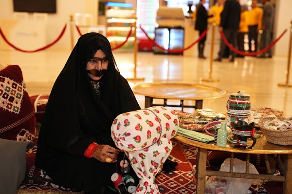 بالقهوة والعطور ورسم الحناء.. 