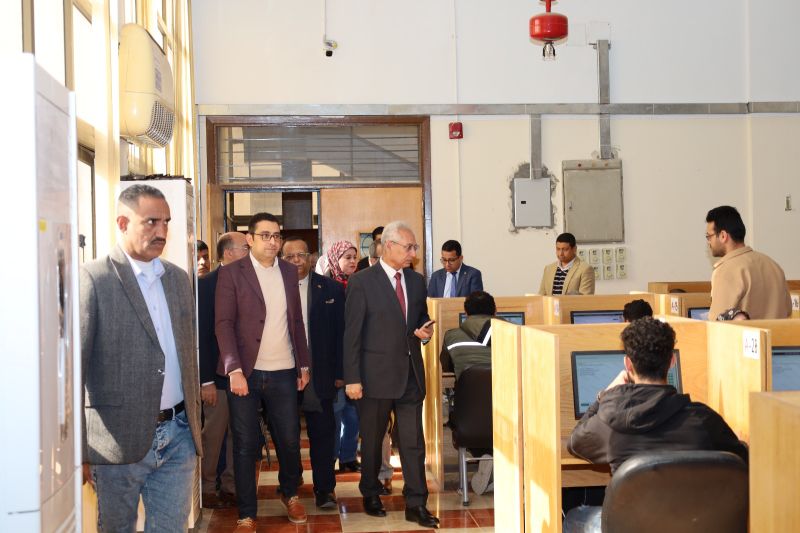 رئيس جامعة المنيا يتفقد سير الاختبارات الإلكترونية لطلاب كليتي الطب والتمريض