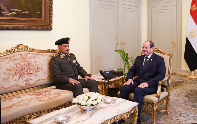 السيسي يستقبل القائد العام للقوات المسلحة لبحث مستجدات الدفاع والإنتاج الحربي