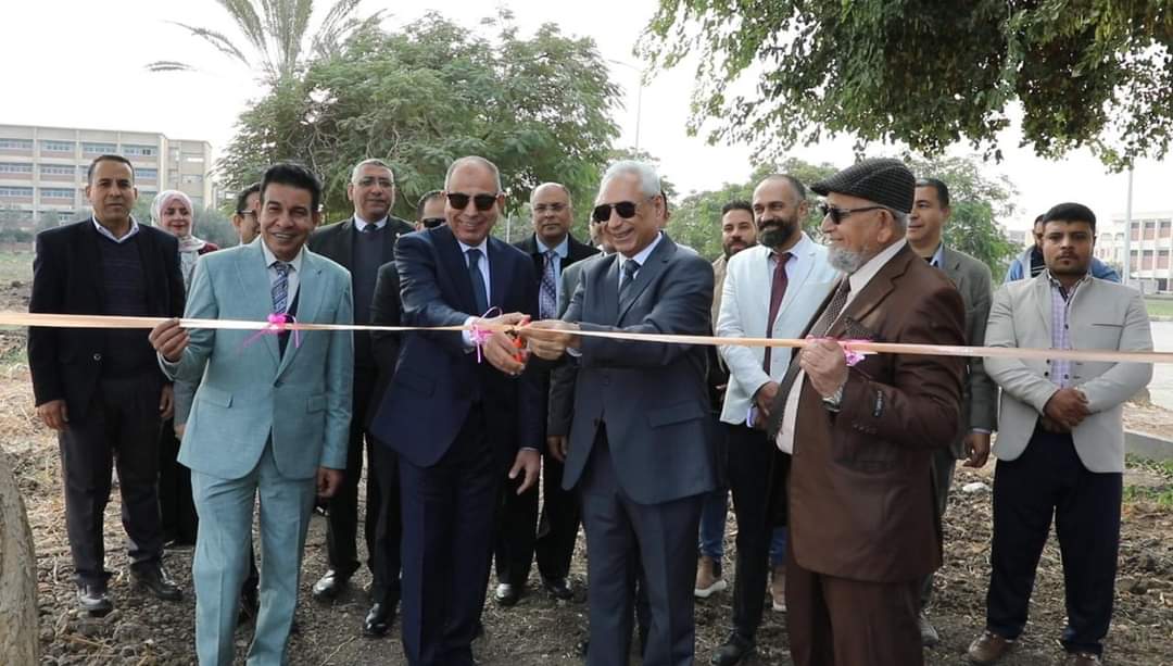 محافظ المنيا ورئيس الجامعة يفتتحان مشروعات زراعية نموذجية لتحسين وزيادة الإنتاج والاستقامة البيئية