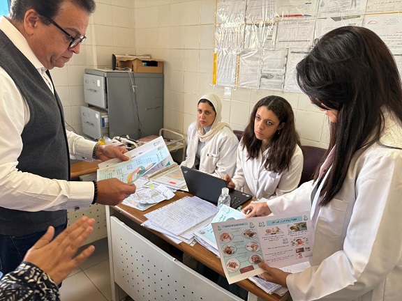 في زيارة مفاجئة.. وزير الصحة يعفي مديرة مركز طب أسرة الشيراتون ويحيل المقصرين للتحقيق
