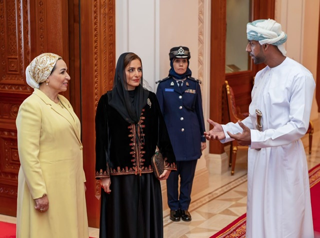 السيدة انتصار السيسي وحرم سلطان عمان  تزوران دار الأوبرا السلطانية