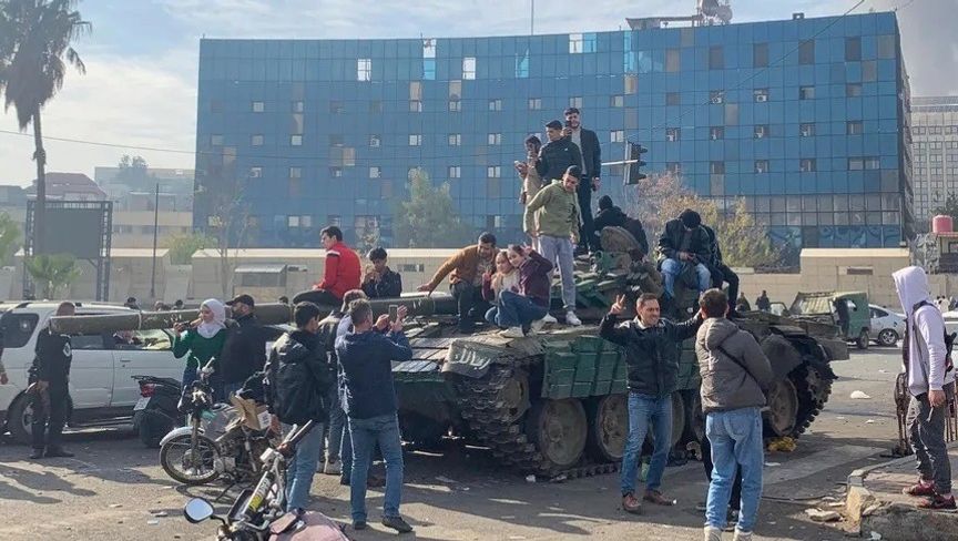 بعد سقوط الأسد مصرف سورية المركزي يتعرض للنهب والليرة تواجه رياح التغيير 